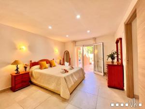 モライラにあるVH CostaBlanca - CARRASQUETAのベッドルーム1室(ベッド1台付)、パティオへのドアが備わります。