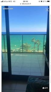 - une chambre avec vue sur l'océan depuis un bâtiment dans l'établissement CANNES Front de mer, à Cannes