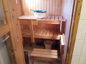 a small wooden sauna with a bowl on it at Sunin Tupa in Rantsila