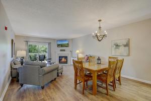 Зона вітальні в Kickin Back Whispering Pines 343