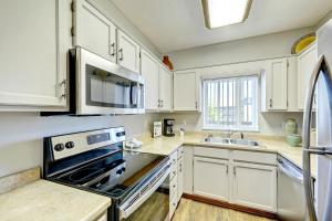 Кухня або міні-кухня у Kickin Back Whispering Pines 343