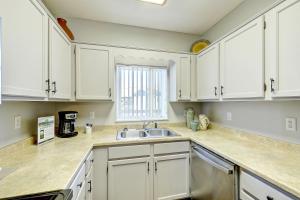 Кухня або міні-кухня у Kickin Back Whispering Pines 343