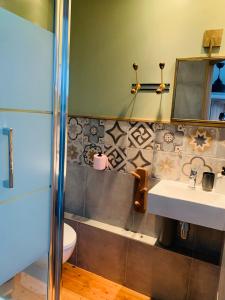 サラン・ド・ジローにあるMaébrilu Camargue Provenceのバスルーム(洗面台、トイレ付)
