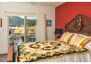 una camera da letto con un letto grande e un balcone di Palazzo del Valle, Alojamiento y Desayuno a Valle de Guadalupe Altre 26 foto
