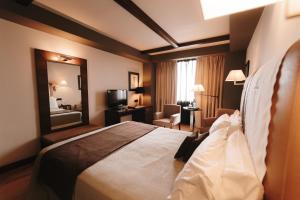 Llit o llits en una habitació de Hotel Spa Balfagon