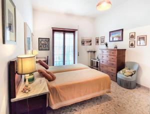 een slaapkamer met een bed en een tafel met een lamp bij Ampio Trilocale 6 posti San Beach in San Benedetto del Tronto