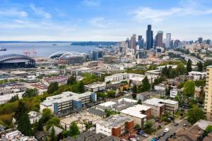 une vue aérienne sur une ville avec de grands bâtiments dans l'établissement Seattle Cloud 2BR Prime Location, à Seattle