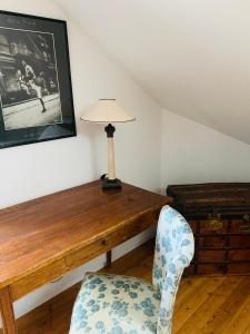 Camera dotata di scrivania con sedia e lampada. di Maébrilu Camargue Provence a Salin-de-Giraud