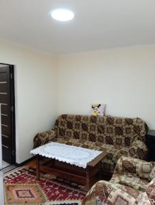 sala de estar con sofá y mesa de centro en Grig, en Ereván
