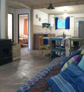 Una sala de estar con mesa y sillas y una cocina. en La Rosadita, en Necochea