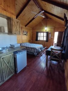 pokój z łóżkiem i kuchnią w kabinie w obiekcie Portal de La Quebrada w mieście Las Chacras