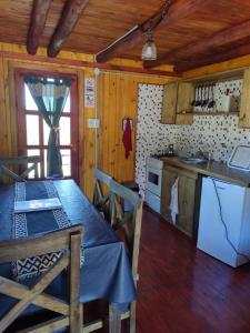 uma cozinha com uma mesa e uma bancada em Portal de La Quebrada em Las Chacras