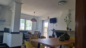 uma cozinha e sala de jantar com mesa e cadeiras em CASA GORIS em Vilanova de Arousa