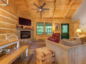 un soggiorno con divano e camino di Life's Escape, 2 Bedrooms, WiFi, Fireplace, Arcade, Jetted Tub, Sleeps 6 a Gatlinburg