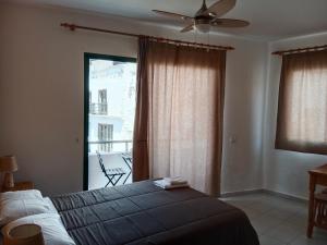 Łóżko lub łóżka w pokoju w obiekcie La Palma Hostel by Pension Central