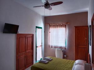 Łóżko lub łóżka w pokoju w obiekcie La Palma Hostel by Pension Central