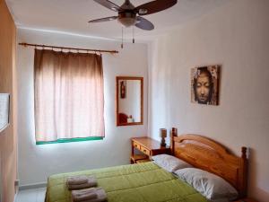 Łóżko lub łóżka w pokoju w obiekcie La Palma Hostel by Pension Central