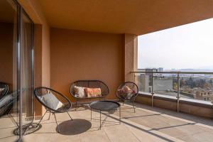 2 sillas y mesa en un balcón con vistas en WN LAB Hotel - inclusive breakfast, parking and coworking en Sofía