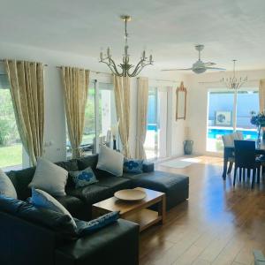 Posezení v ubytování Detached Villa 4 bed Duquesa with Private infinity pool close to port and beach