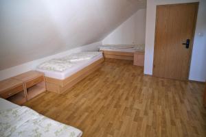 Voodi või voodid majutusasutuse SOSTANJ VELENJE RAVNE SOBE ROOMS Vrtacnik d o o toas