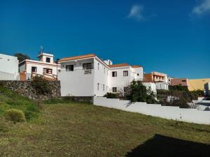 grupa białych domów na szczycie wzgórza w obiekcie La Palma Hostel by Pension Central w mieście Fuencaliente de la Palma