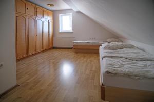 Voodi või voodid majutusasutuse SOSTANJ VELENJE RAVNE SOBE ROOMS Vrtacnik d o o toas