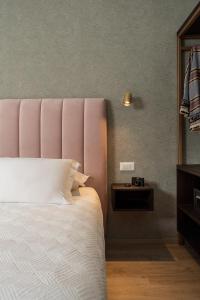 um quarto com uma cama grande e uma mesa lateral em Hotel Sole em Riccione