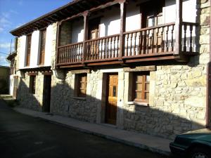 ein Gebäude mit einem Balkon auf der Seite in der Unterkunft El Cabañon de Pimiango in Pimiango