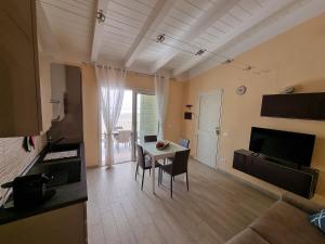 Appartamento Spargi في ايزولا روسا: غرفة معيشة مع طاولة وأريكة