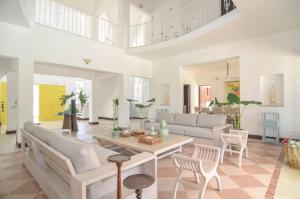 ein Wohnzimmer mit einem Sofa und einem Tisch in der Unterkunft Six Bedrooms Luxury Disco Room Villa in La Romana