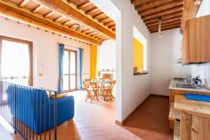 eine Küche und ein Wohnzimmer mit einem Tisch und Stühlen in der Unterkunft La Casa nel Borgo 418 con garage in Montespertoli