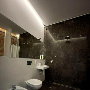 łazienka z toaletą i umywalką w obiekcie Bezagenta Rooms Centrum w Warszawie