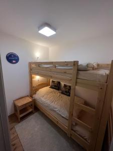 une chambre avec deux lits superposés dans une pièce dans l'établissement Résidence de l'Ariondaz - Courchevel, à Courchevel
