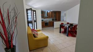 Kuchyň nebo kuchyňský kout v ubytování Grazioso e confortevole attico, costa sud-ovest + 5 fotografií