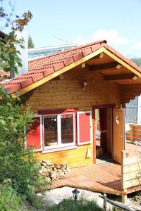 Cabaña de madera pequeña con terraza de madera en Blockhaus Säuling - Haus Elise Apartments en Füssen