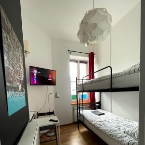 sypialnia z 2 łóżkami piętrowymi i biurkiem w obiekcie Bezagenta Rooms Centrum w Warszawie