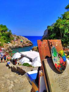 vista su una spiaggia con una tavola da surf di Pesci Suite a Spongano