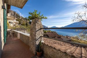 - un balcon avec vue sur l'eau dans l'établissement Casa Bepi, à Tremosine
