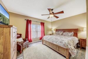 鸽子谷Ah-Mazing! Whispering Pines 532的带床和吊扇的卧室