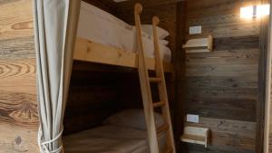 a bunk bed in a log cabin with a ladder at Agribed Quierta - Camerette 