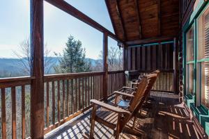 een veranda met stoelen en uitzicht op de bergen bij Aspen's Envy, 4 Bedrooms, Sleeps 16, Pool Table, Hot Tub, Mountain Views in Pigeon Forge