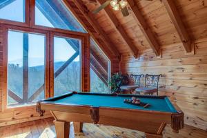 einen Billardtisch in einem Zimmer in einer Hütte in der Unterkunft Aspen's Envy, 4 Bedrooms, Sleeps 16, Pool Table, Hot Tub, Mountain Views in Pigeon Forge
