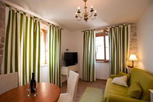 Televízia a/alebo spoločenská miestnosť v ubytovaní Rotondo Apartments