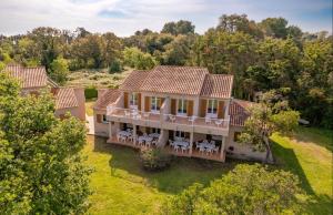 una vista aérea de una casa con patio en Residence Mare e Sole, en Taglio-Isolaccio