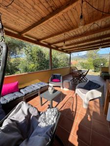 ein Wohnzimmer mit einem Sofa und einem Tisch in der Unterkunft Villetta Lampone in Lacona
