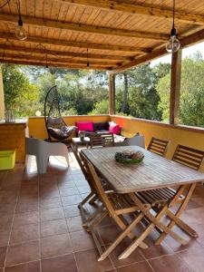 patio ze stołem, krzesłami i kanapą w obiekcie Villetta Lampone w mieście Lacona