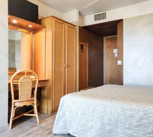 ラツィーゼにあるHotel Castello S. Antonioのベッドルーム1室(ベッド1台、デスク、椅子付)
