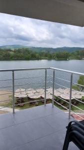 a balcony with a view of a body of water at Lago d'argento sobe in Veliko Gradište