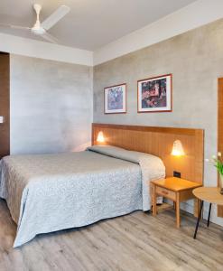 una camera con letto e tavolo di Hotel Castello S. Antonio a Lazise