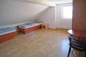 Voodi või voodid majutusasutuse SOSTANJ VELENJE RAVNE SOBE ROOMS Vrtacnik d o o toas